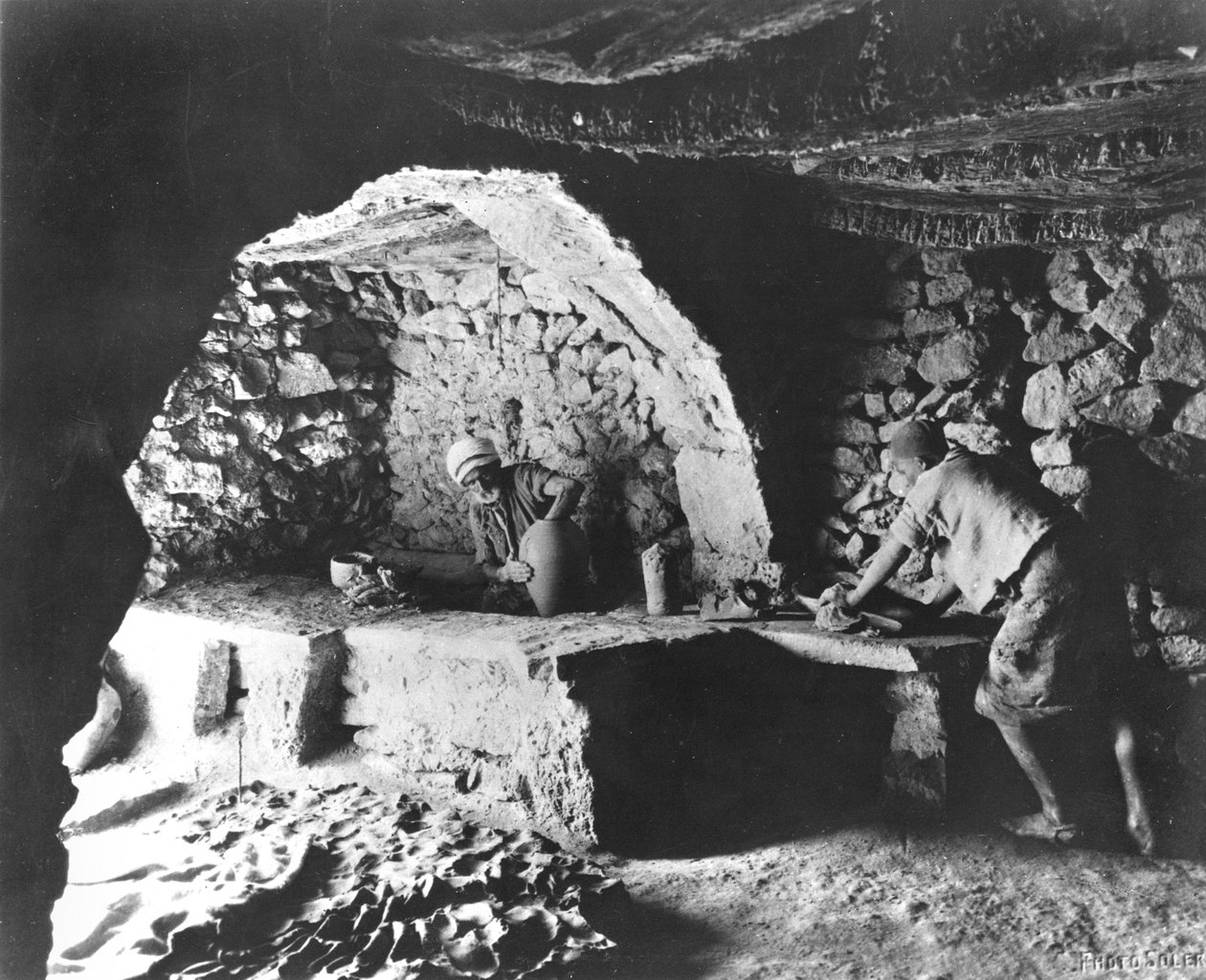Potter tunisiano, ilha de Djerba, c.1900 de French Photographer