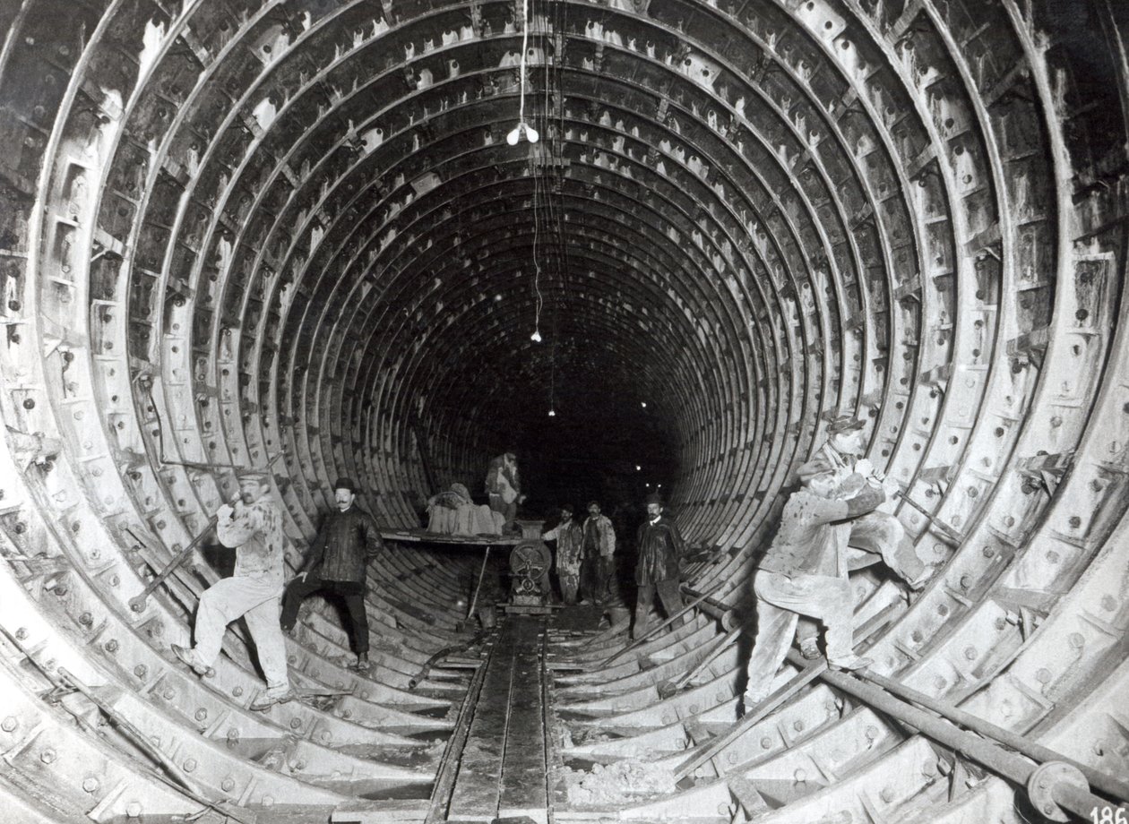 Túnel sob o rio Sena a jusante da Pont de la Concorde em direção à Ópera, 25 de março de 1911 de French Photographer