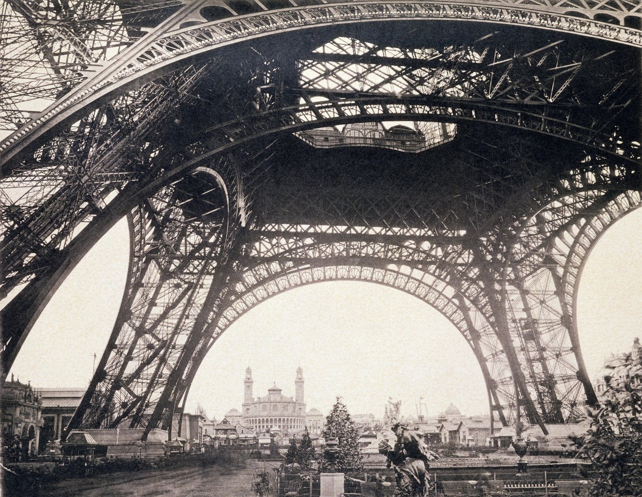 Sob a Torre Eiffel, antes de ascender, de LAlbum de lExposition 1889 por Glucq, Paris 1889 de French Photographer