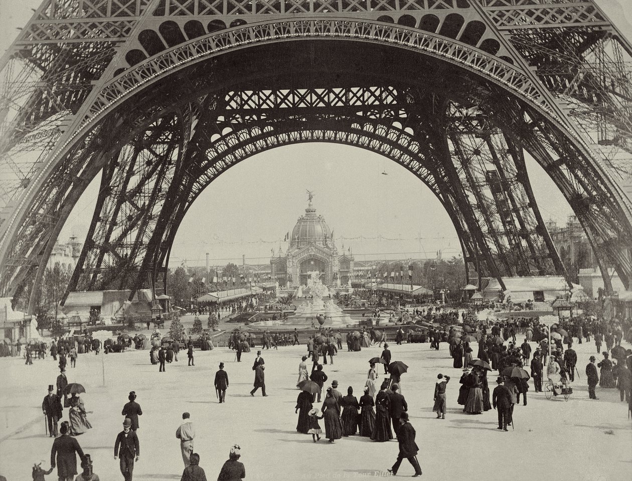 Sob a Torre Eiffel, de LAlbum de lExposition 1889 por Glucq, Paris 1889 (fotogravura) de French Photographer