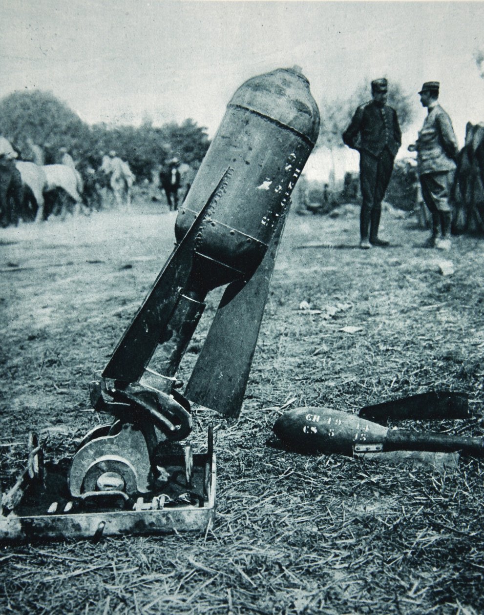 Usado alternativamente com bombas: um torpedo aéreo em uma trincheira, ilustração do The Illustrated War News, janeiro de 1917 de French Photographer