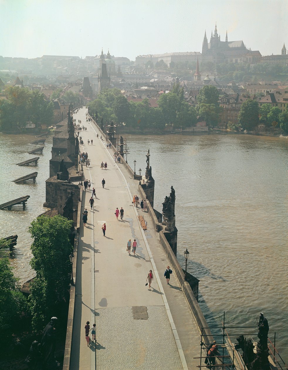 Vista da Ponte Carlos sobre o rio Vltava de French Photographer