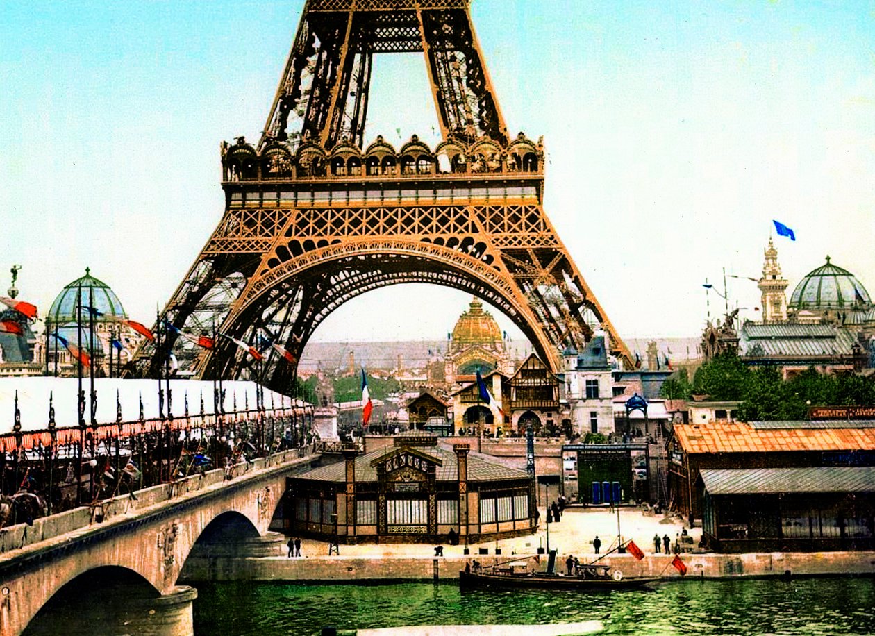 Vista da Torre Eiffel durante a Exposição Universal de 1900, 1900 (foto colorida) de French Photographer