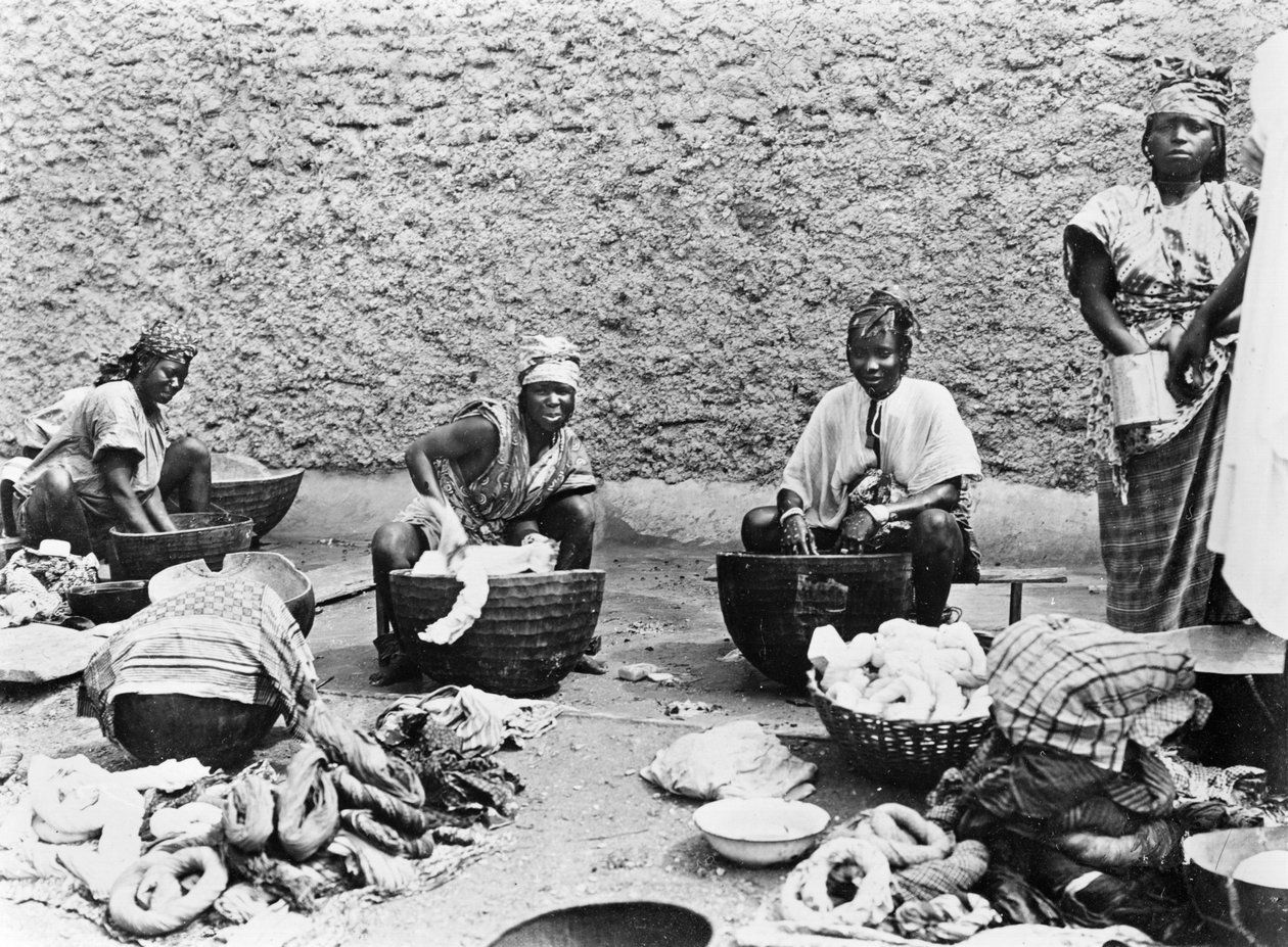 Lavando, Senegal, c.1900 de French Photographer