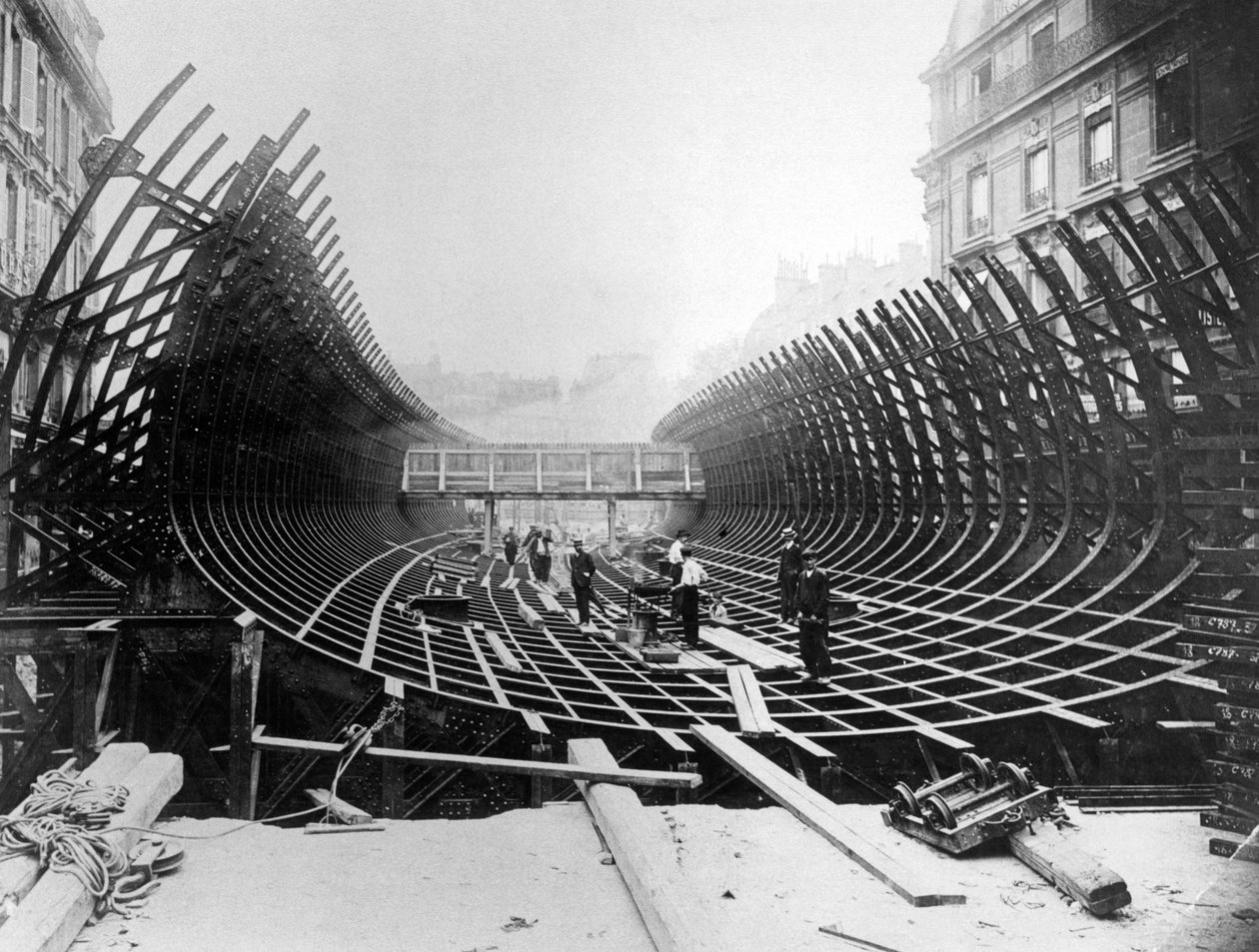 Obra no metrô de Paris na Place Saint-Michel mostrando a construção do Caisson antes de ser colocado no rio Sena, c.1906 de French Photographer