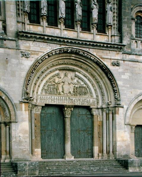 Portal central da igreja da abadia, 1096-1106, reconstruído por Viollet-le-Duc em 1845 de French School