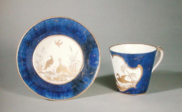 Xícara e pires decorado com pássaros sobre um fundo azul, oficina de Vincennes (porcelana) de French School