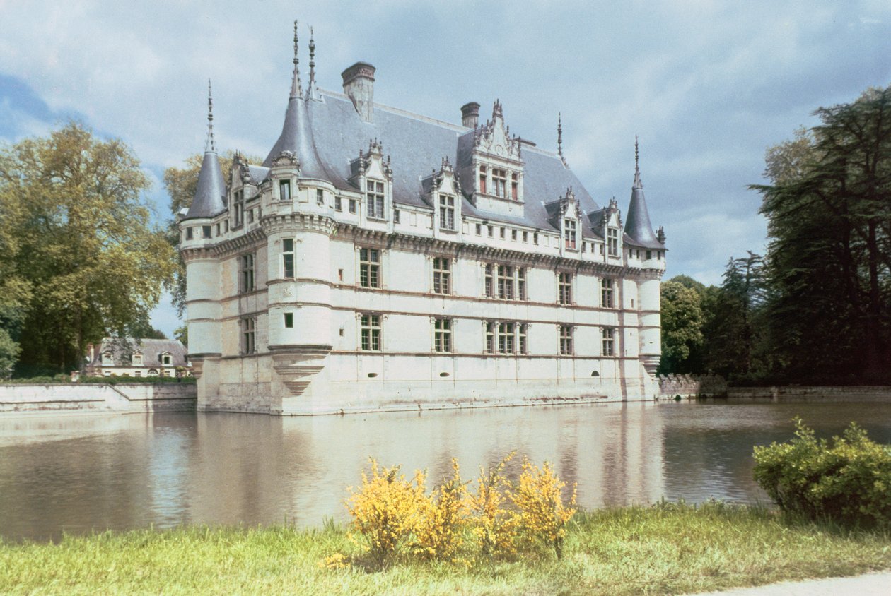 Vista exterior do Chateau dAzay-le-Rideau, construído por Gilles Berthelot, 1518-27 de French School