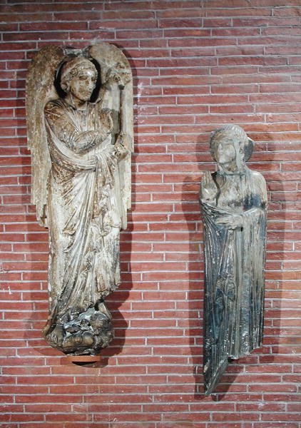 Figuras da Anunciação, do exterior de Saint-Sernin, Toulouse, c.1200 (ver também 105642) de French School