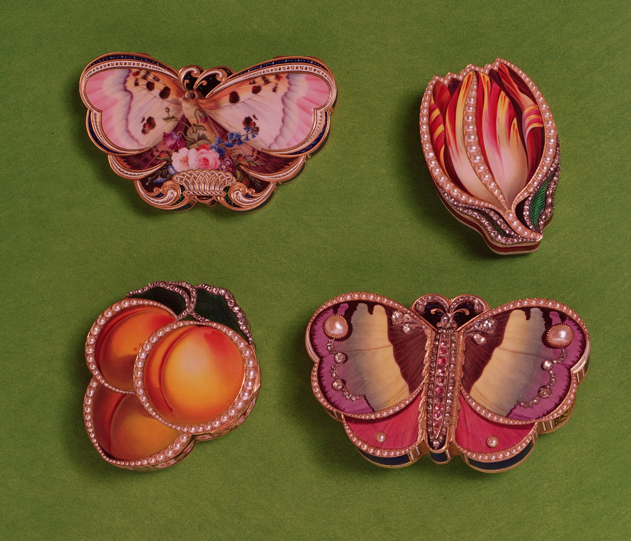 Quatro caixas esmaltadas e cravejadas de joias, borboleta, tulipa e em forma de pêssego, meados do século XVIII (esmalte e jóias) de French School