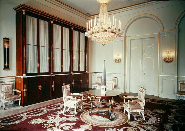 Interior da biblioteca no apartamento do Príncipe Eugênio de Beauharnais (1781-1824) de French School