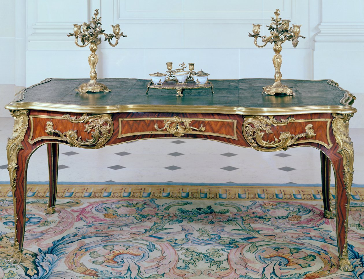 Louis XV bureau-plat, ormolu candelabro e tinteiro, final do século XVIII (carvalho folheada com pau-santo) de French School
