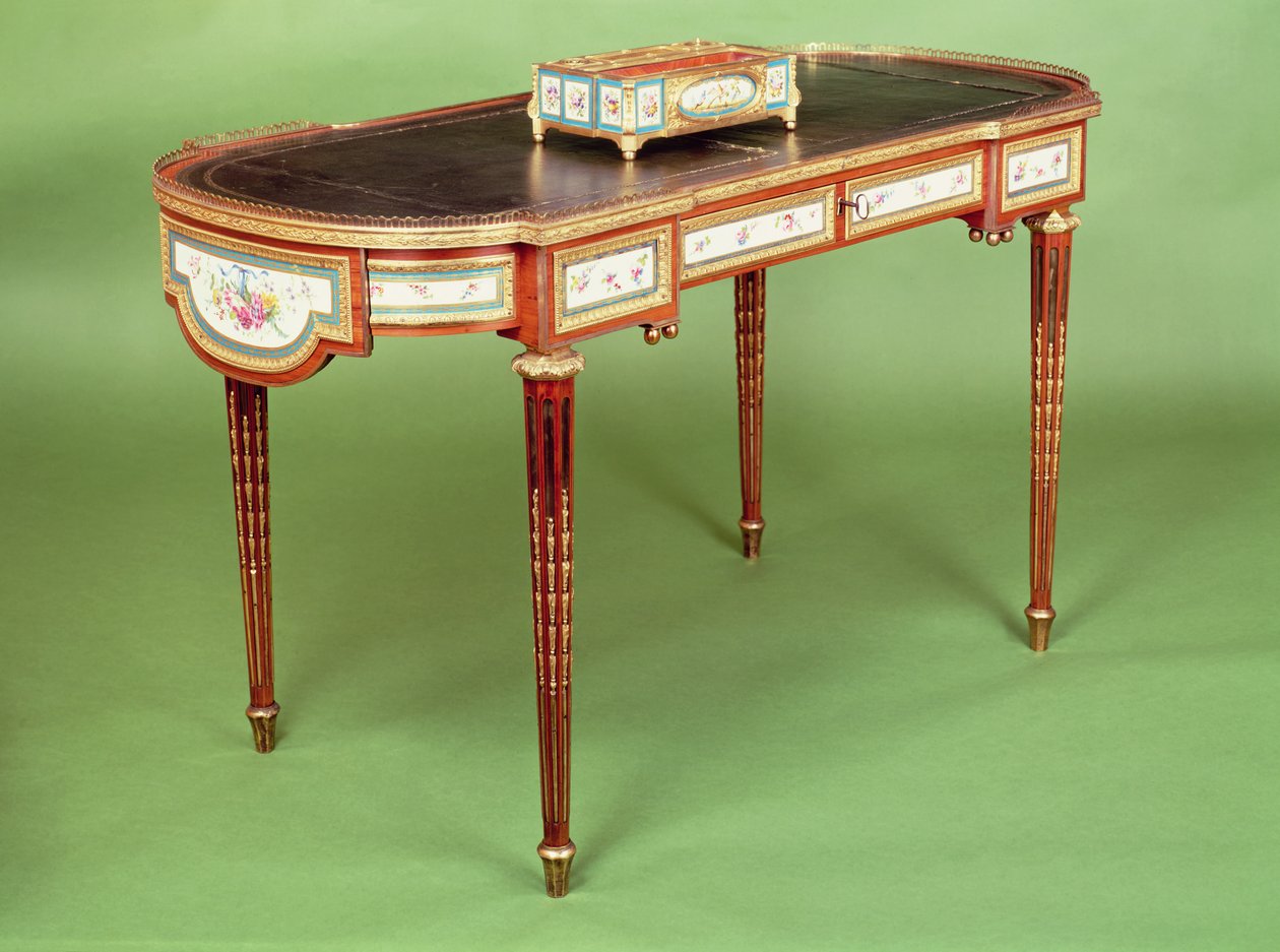 Louis XVI bureau plat com folheado de tulipwood pálido e ormolu em forma de galeria, atribuída a Martin Carlin de French School