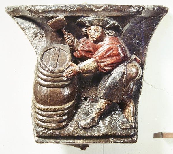Misericórdia de uma tenda de coral representando um homem martelando um barril, da Igreja de Saint-Etienne des Tonneliers, Rouen (madeira policromada) de French School