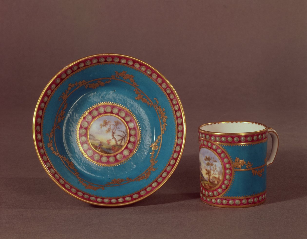 Pires e xícara de café Sevres bleu celeste, c.1780 (porcelana) de French School