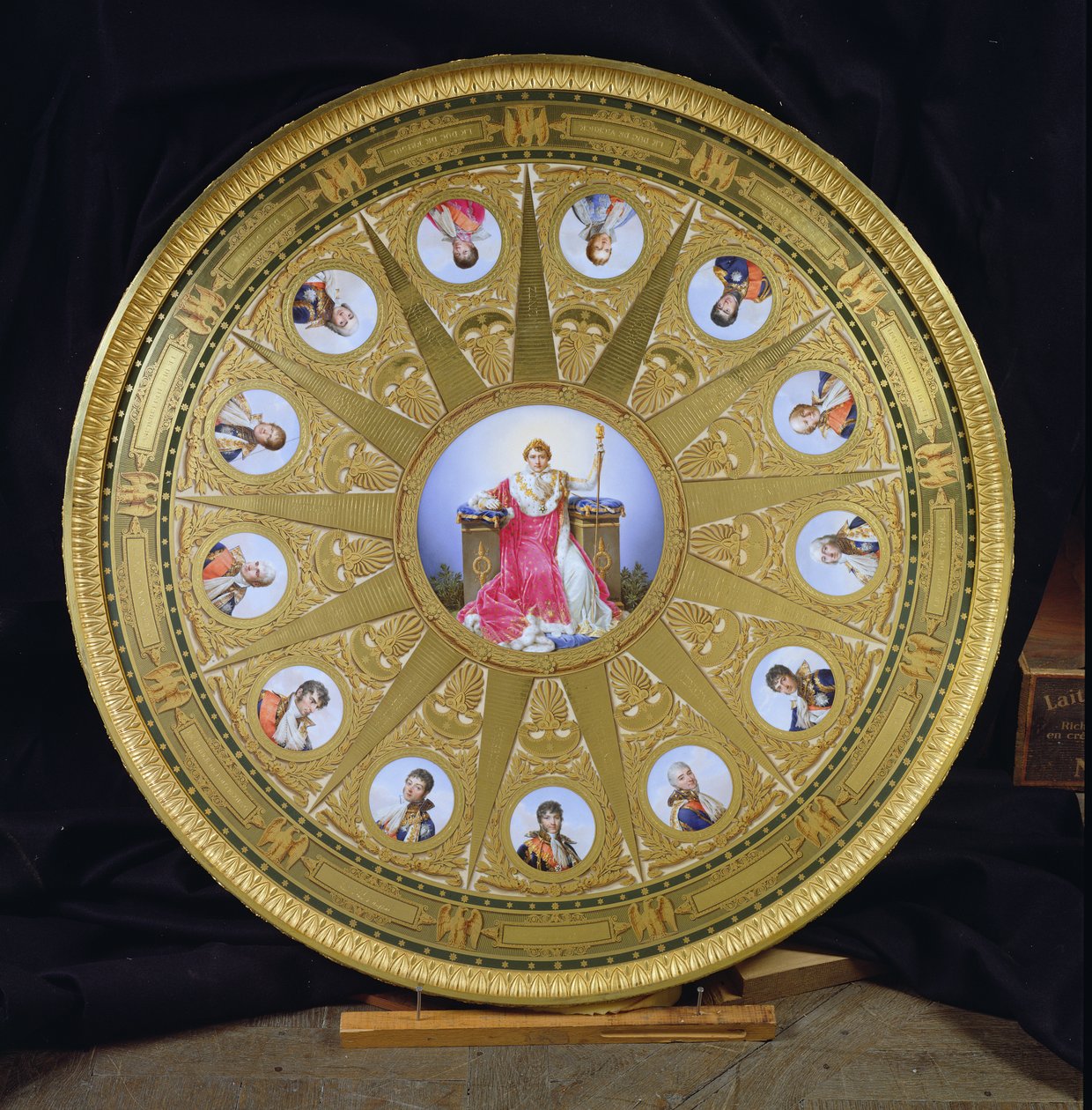 A mesa de Austerlitz, incrustada com placas de Sevres, comemorando a vitória de Napoleão em Austerlitz, 1808-10 (ouro e porcelana) (ver também 232838) de French School