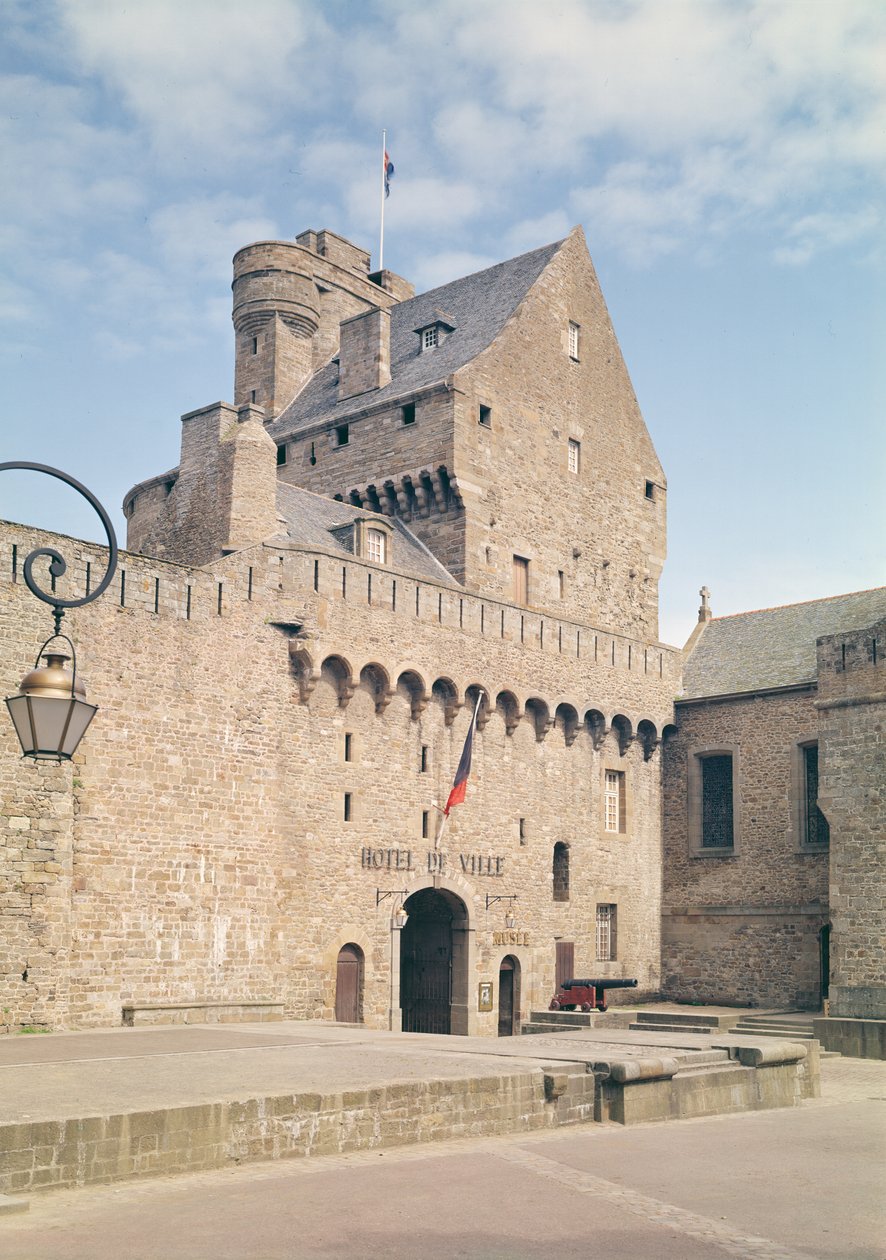 O Grand Donjon, construído em 1424 de French School