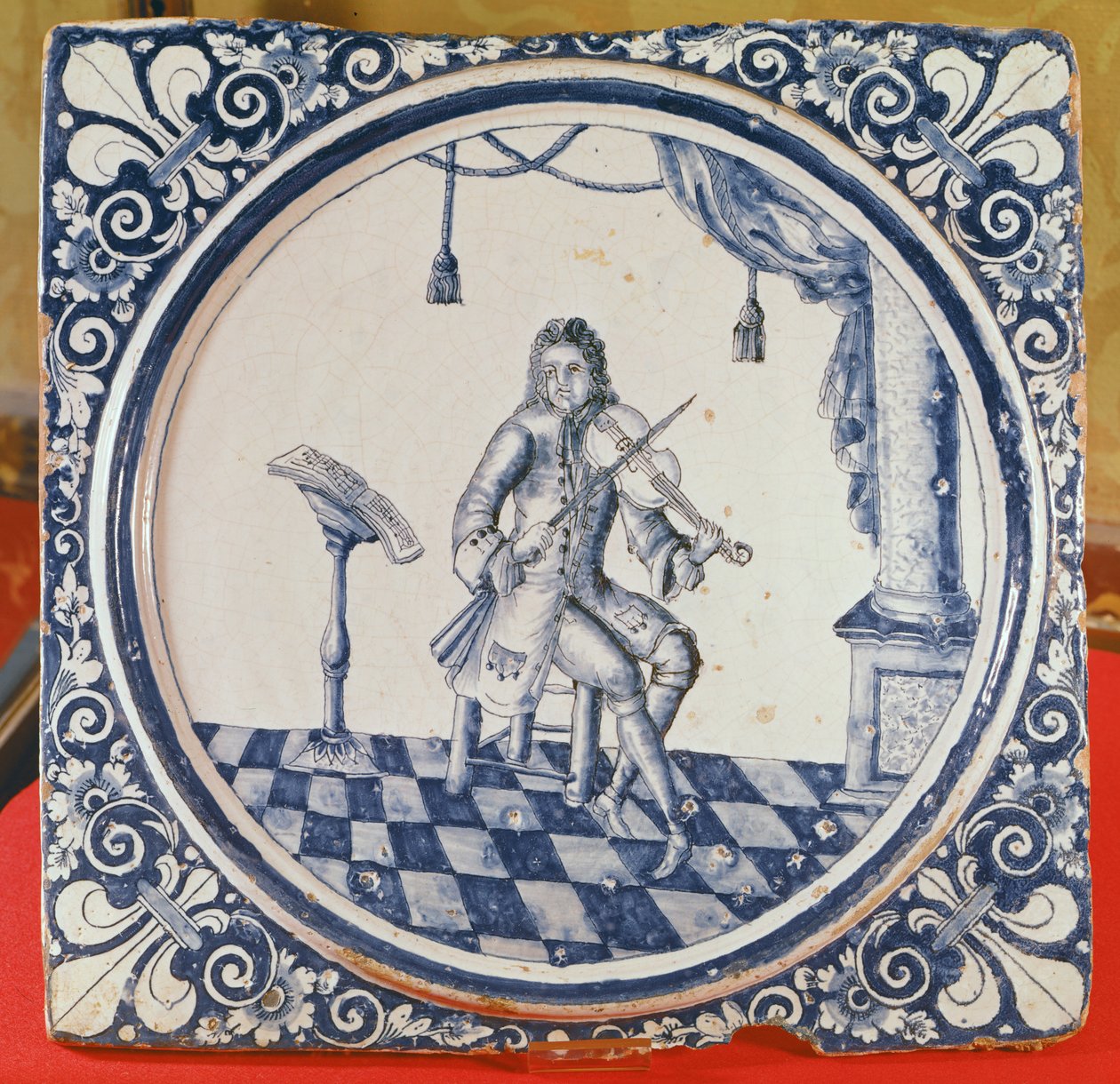 Azulejo representando violinista, de Rouen, 1706 (faiança) de French School