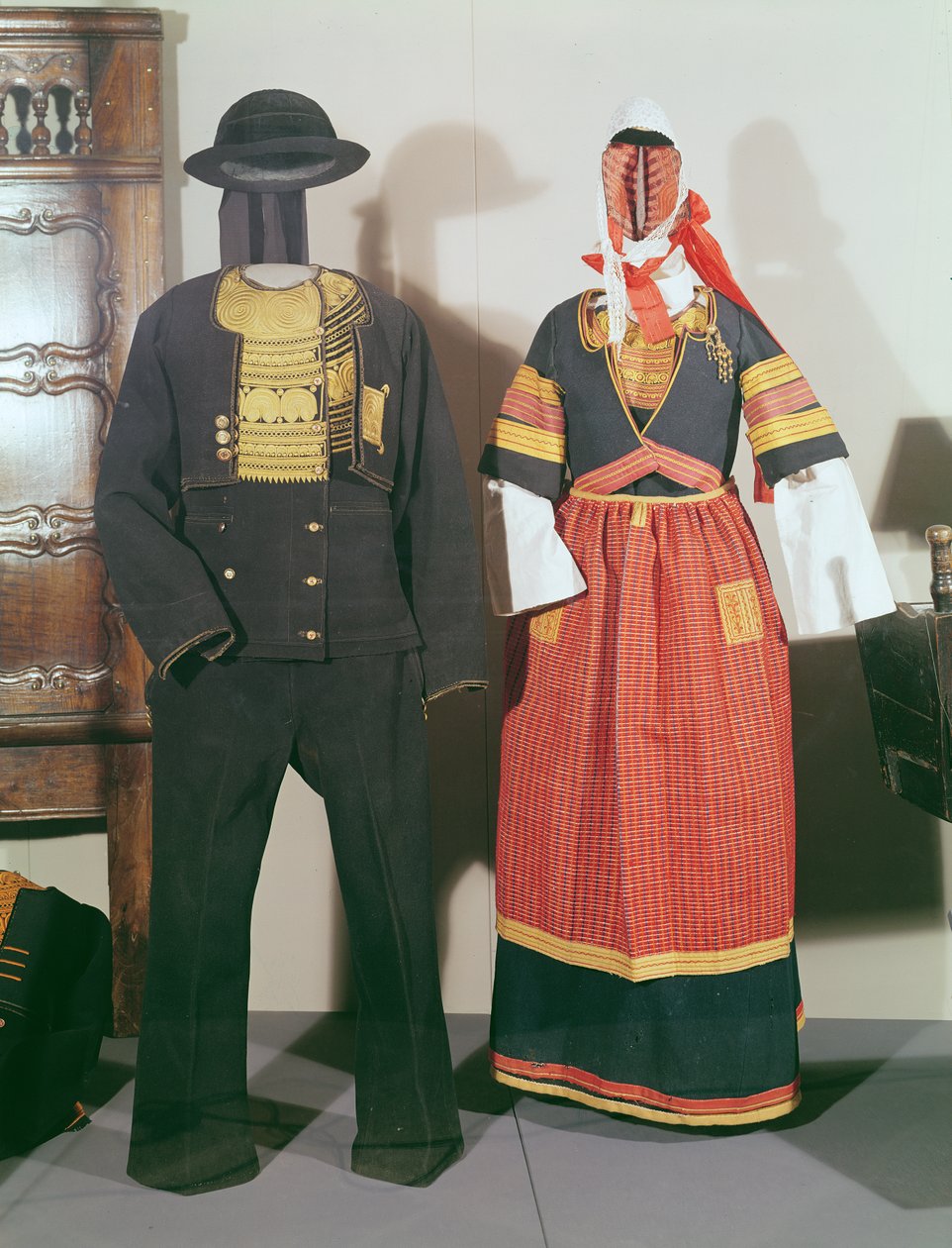 Dois manequins vestindo trajes tradicionais para a festa de Pont-l&39;Abbe, 1880 (mídia mista) de French School