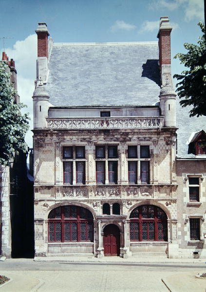 Vista do Hotel de Ville, construído em 1526-28 de French School