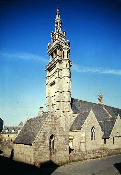 Vista do campanário da Igreja de Notre-Dame de Kroaz-Baz, construída c.1550 de French School