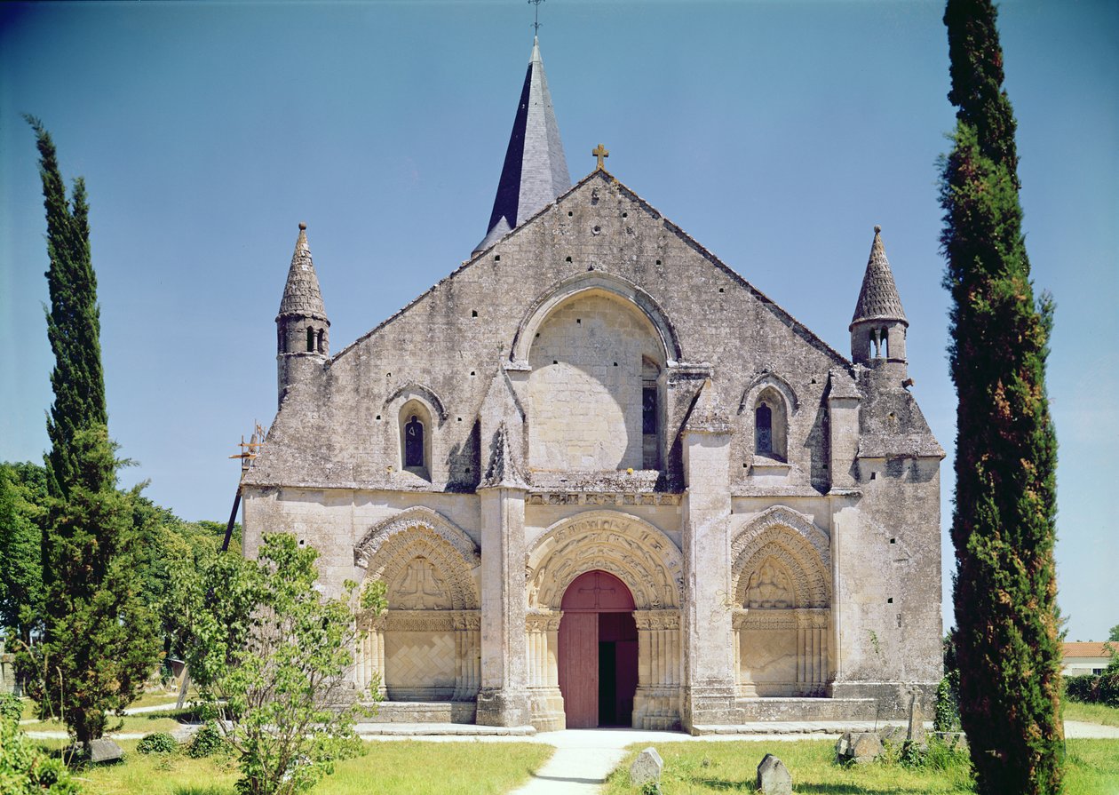 Vista da fachada da Igreja de São Pedro, 1150-75 de French School