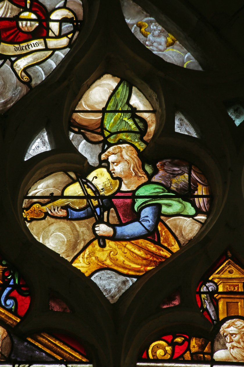 Janela retratando músico Angel com viol, século XVI-XX de French School