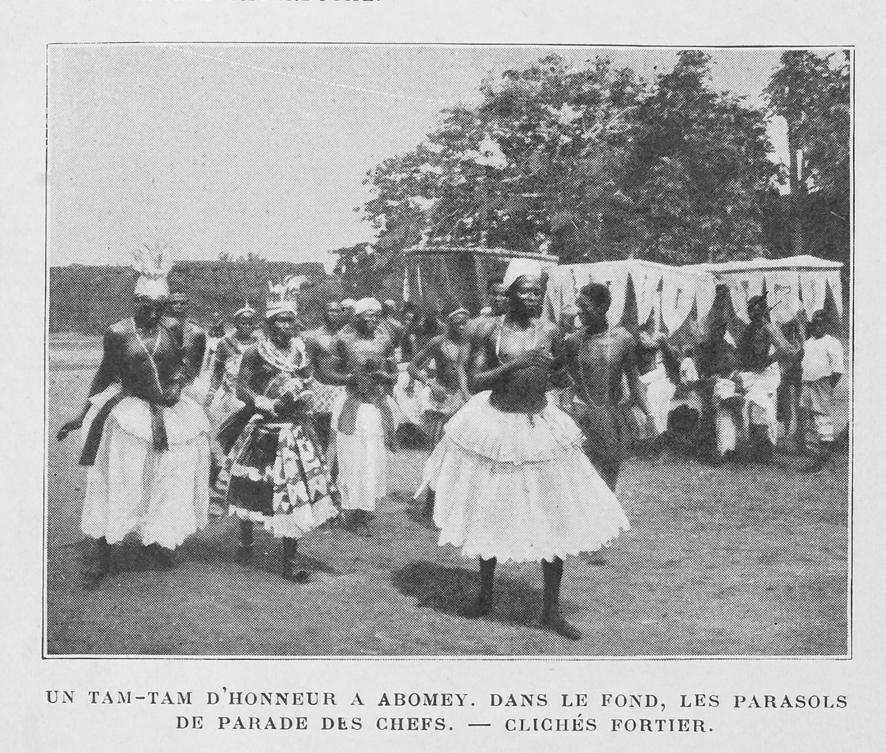 Uma Tam-Tam de honra em Abomey com os guarda-sóis dos chefes ao fundo de French Photographer