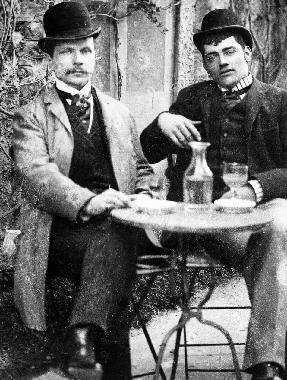 Um chatelain (Ducos) e o seu cocheiro sentados no terraço de um café e a beber absinto - fotografia, cerca de 1890 de French Photographer