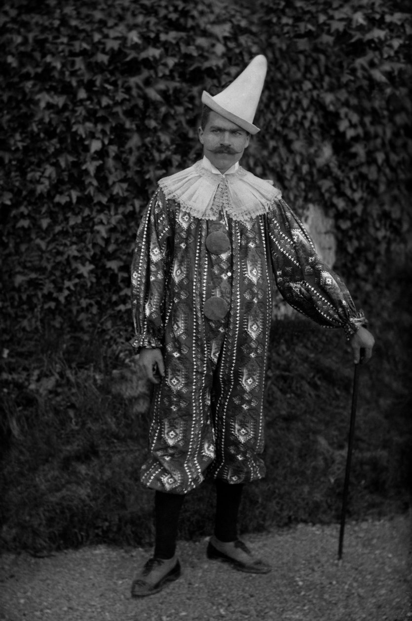 Um homem posando com um traje de palhaço, na Abadia de Septfontaines, perto de Bourmont en Haute Marne. Fotografia de finais do século XIX. Coleção Ducos. de French Photographer