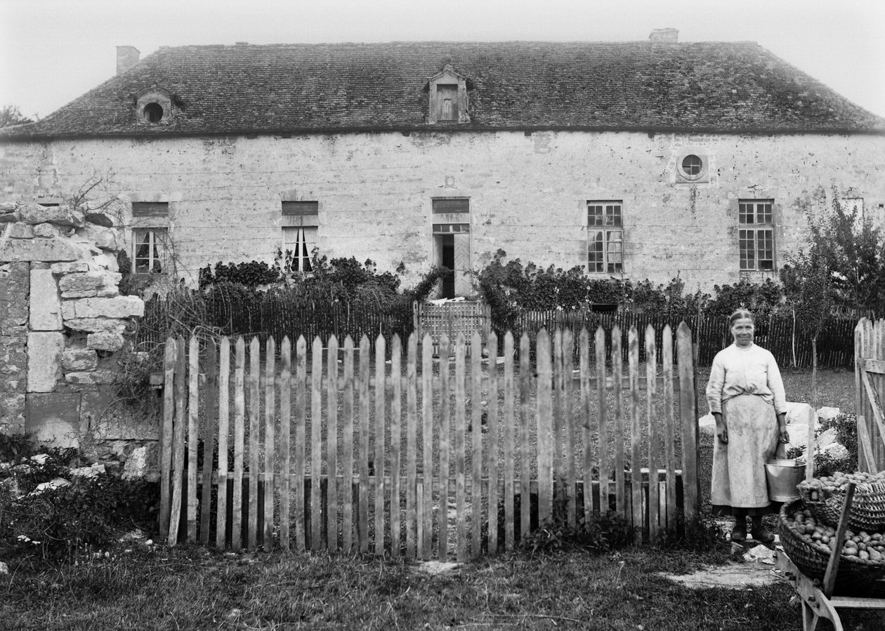 Uma mulher camponesa em frente à sua quinta, nas proximidades de Bourmont, em Haute Marne. Fotografia de finais do século XIX. Coleção Ducos. de French Photographer