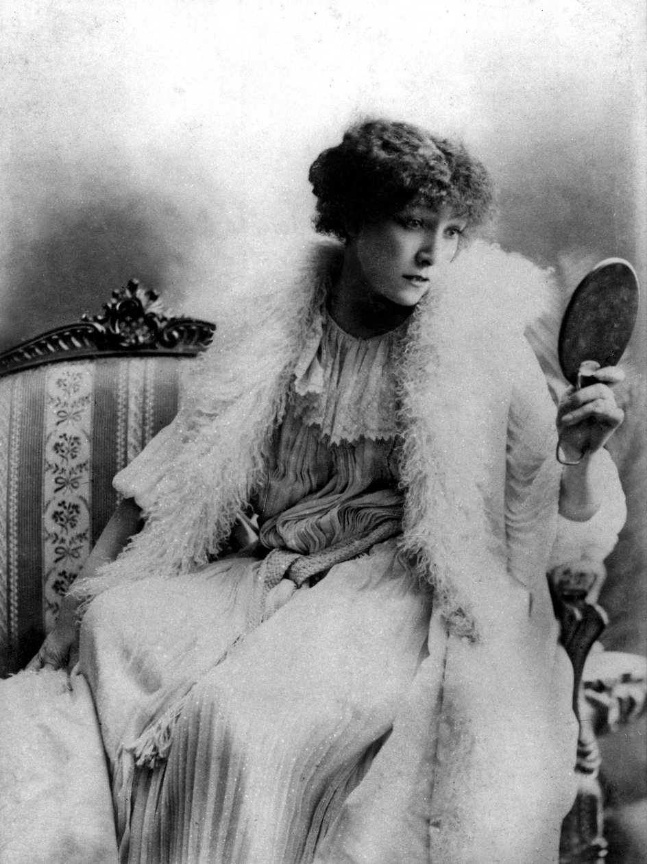 A atriz Sarah Bernhardt (1844-1923) como Marguerite Gautier em "La Dame aux Camelias" de Alexandre Dumas de French Photographer