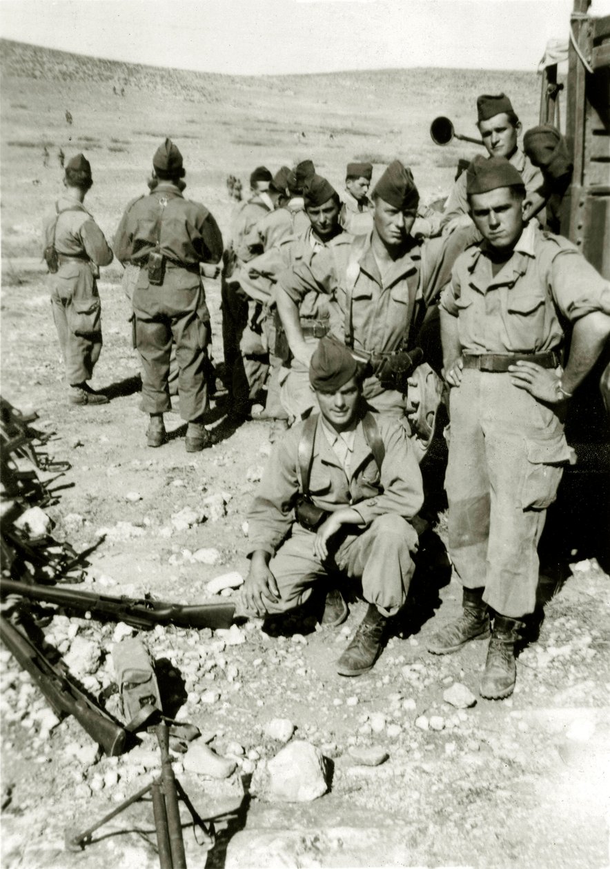 Guerra da Argélia: jovens soldados franceses em Jebel por volta de 1960 de French Photographer