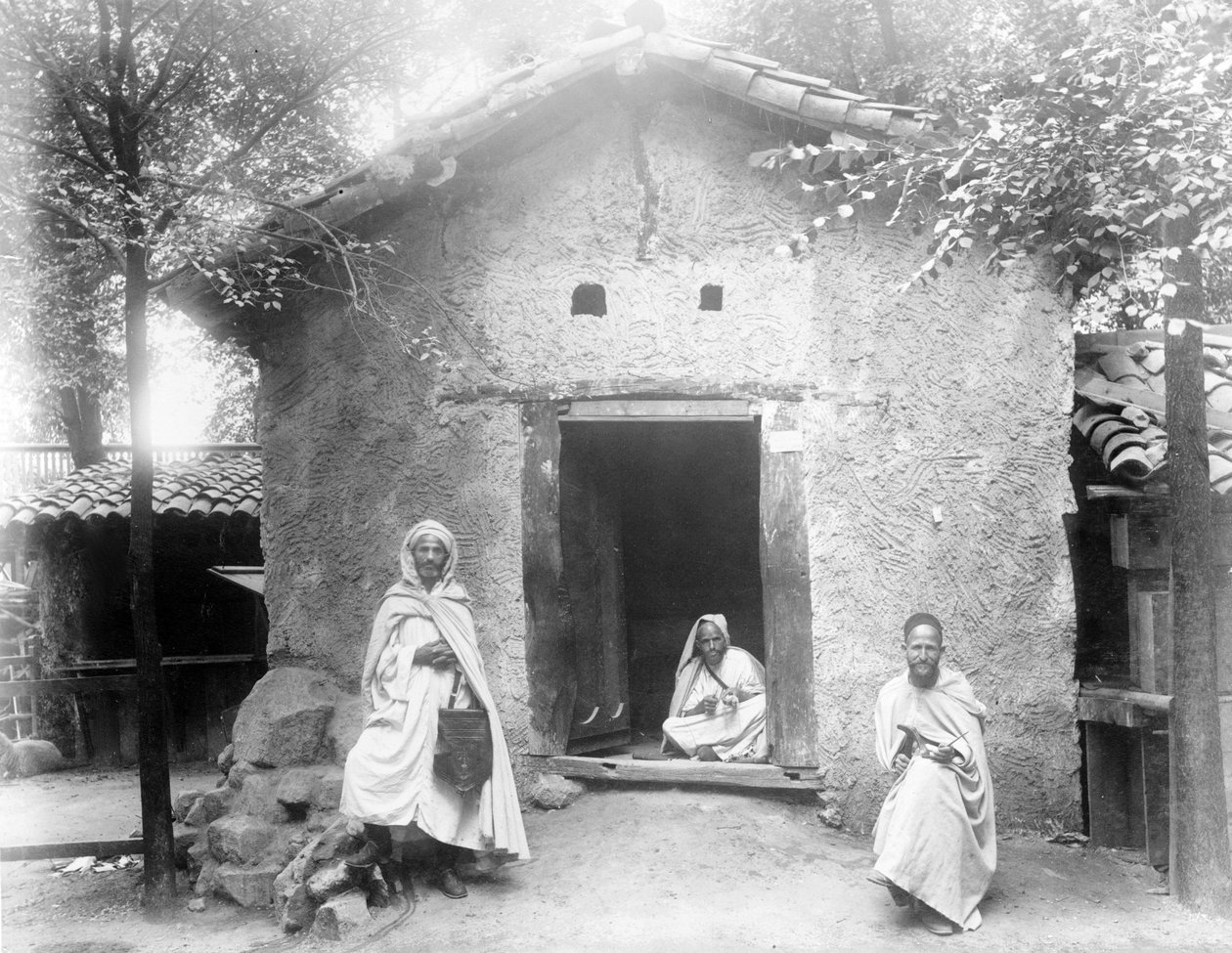 Um exemplo da Casa Kabyle, Exposição de Paris, 1889 de French Photographer