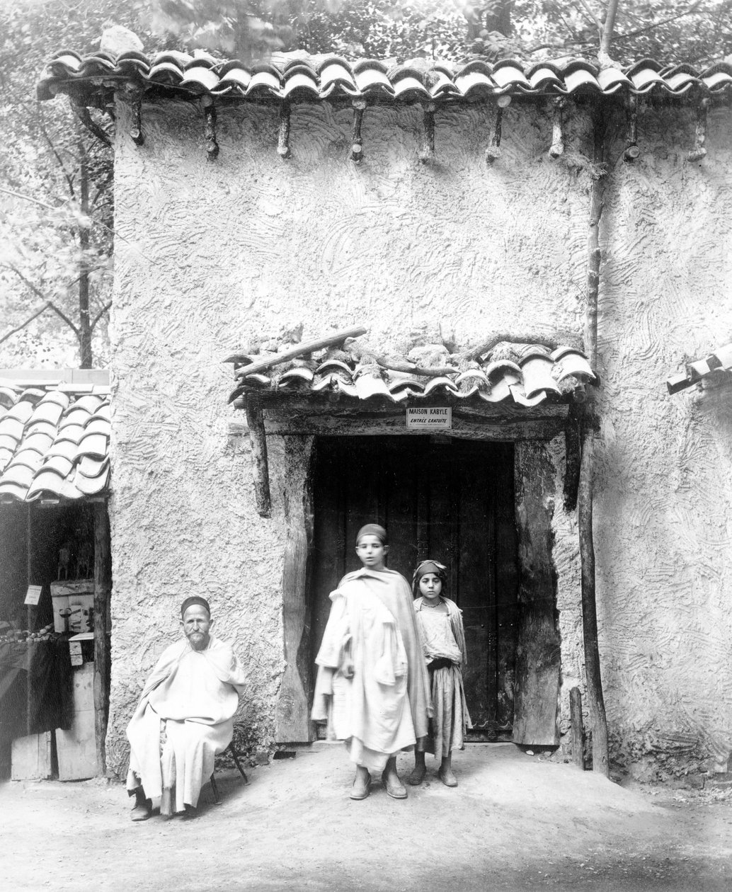 Um exemplo da Casa Kabyle, Exposição de Paris, 1889 de French Photographer