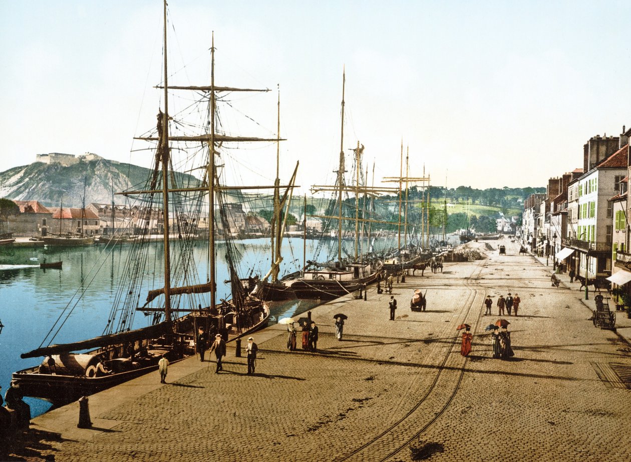 Barcos ancorados em Cherbourg com o antigo forte no fundo, 1890-1900 de French Photographer