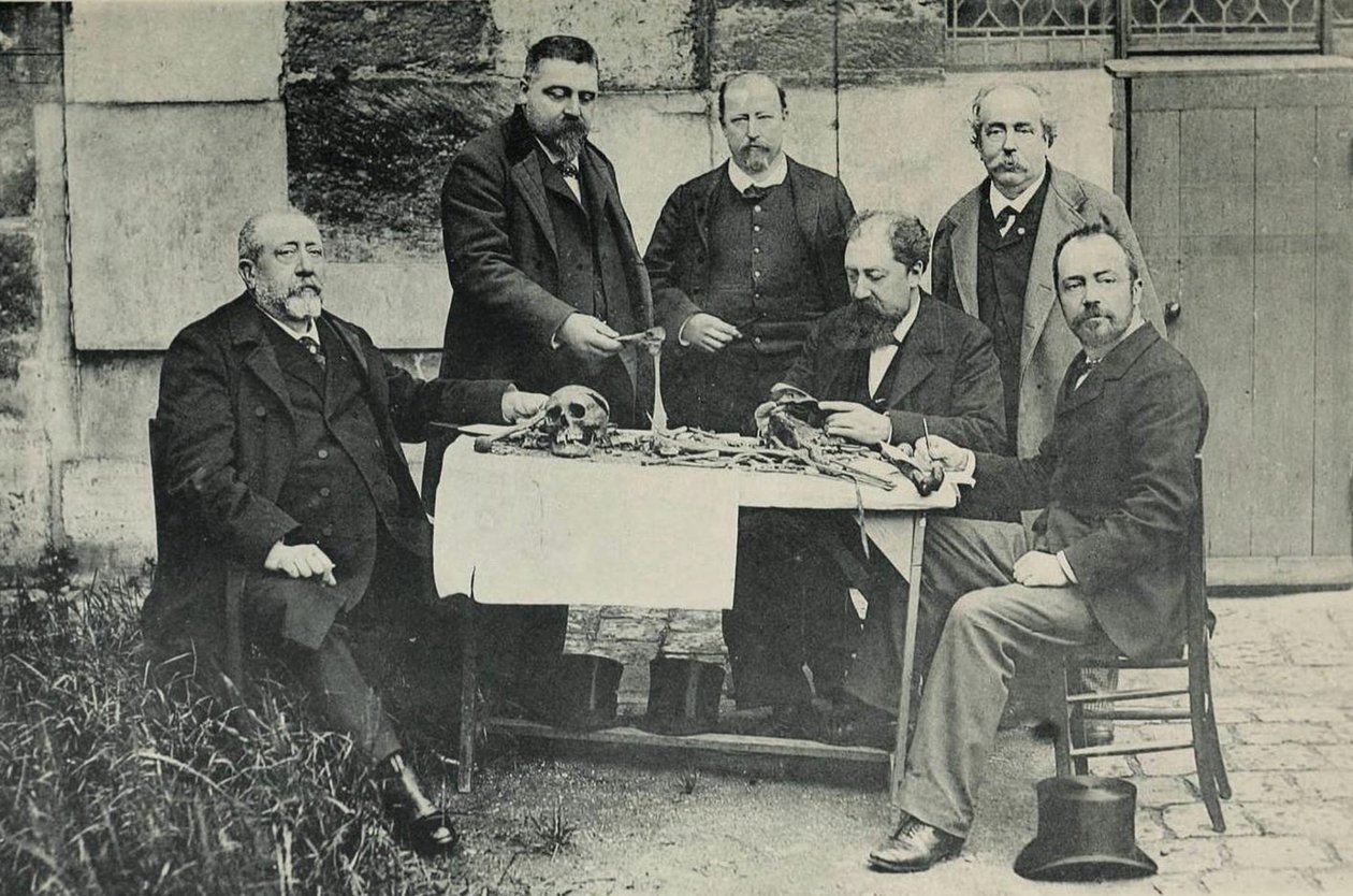 Ossos de um jovem, exumado em 1846, erroneamente atribuído a Luís XVII, da esquerda para a direita, Magitot, de Backer, Quétin, Bilhaut, Talrich, Manouvrier de French Photographer