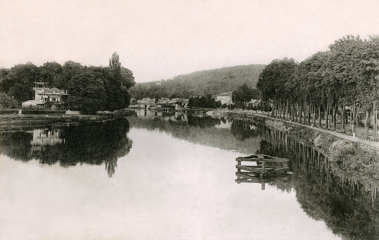 Bougival (Yvelines - 78 - Ile de France): bancos do Sena vistos da ponte pedonal, no início do século XX (foto a p/b) de French Photographer