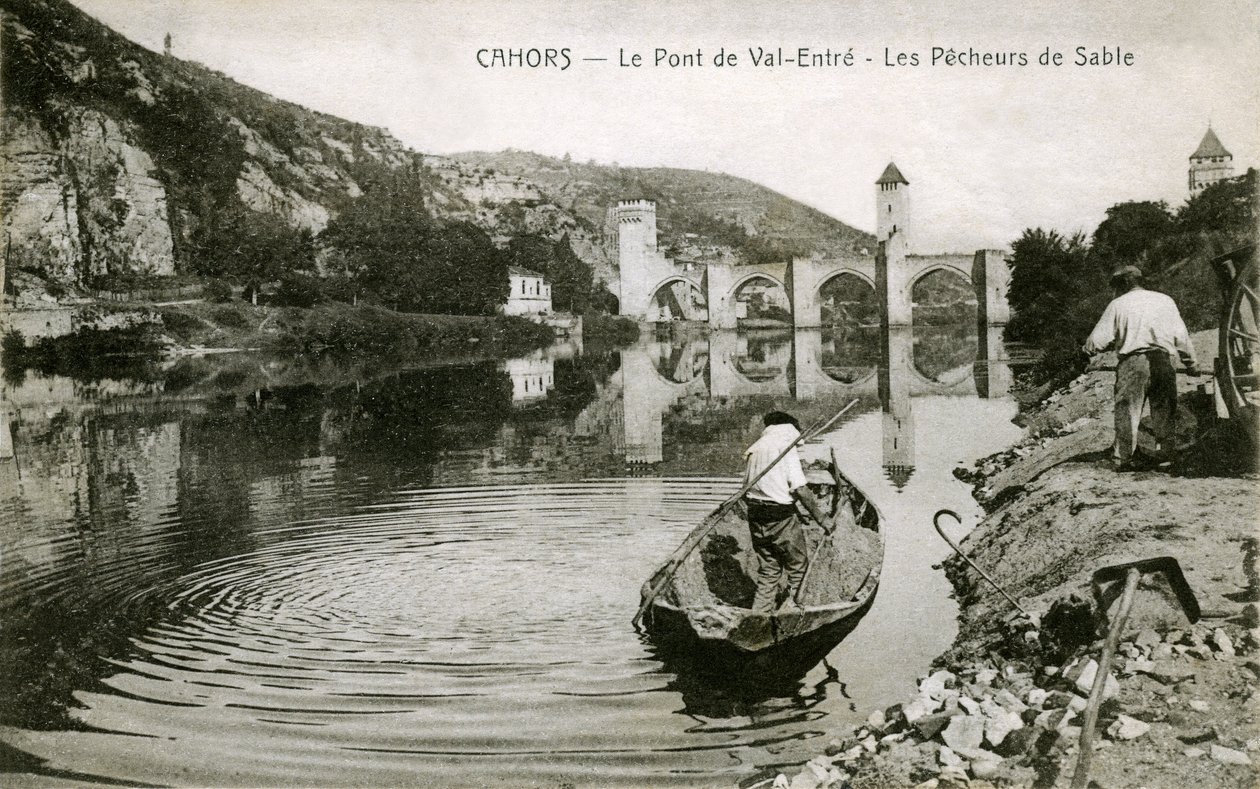 Cahors no início do século XX: pescadores de areia e seu barco no Lote, ponte de Val-entre (Valentre) de French Photographer