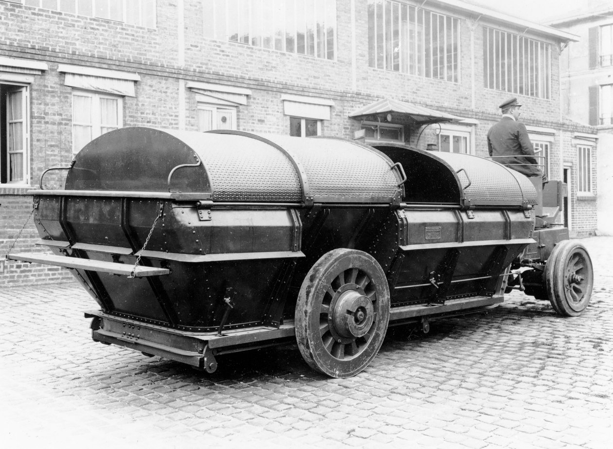 Caminhão de carro fechado para transporte de lixo doméstico, 1912 de French Photographer