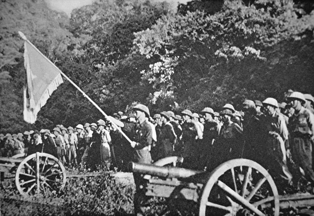 Tropas viet minh comunistas em desfile com artilharia de campo leve, durante o cerco de Dien Bien Phu, de Novembro de 1953 a Maio de 1954 (cor litho) de French Photographer
