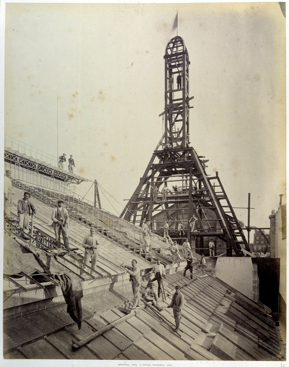 Construção do balcão nacional de descontos de Paris (ou CNEP: um dos quatro bancos fundadores do BNP Paribas): trabalhadores sobre vidro e andaimes (Maio de 1881). Paris, Bhvp de French Photographer