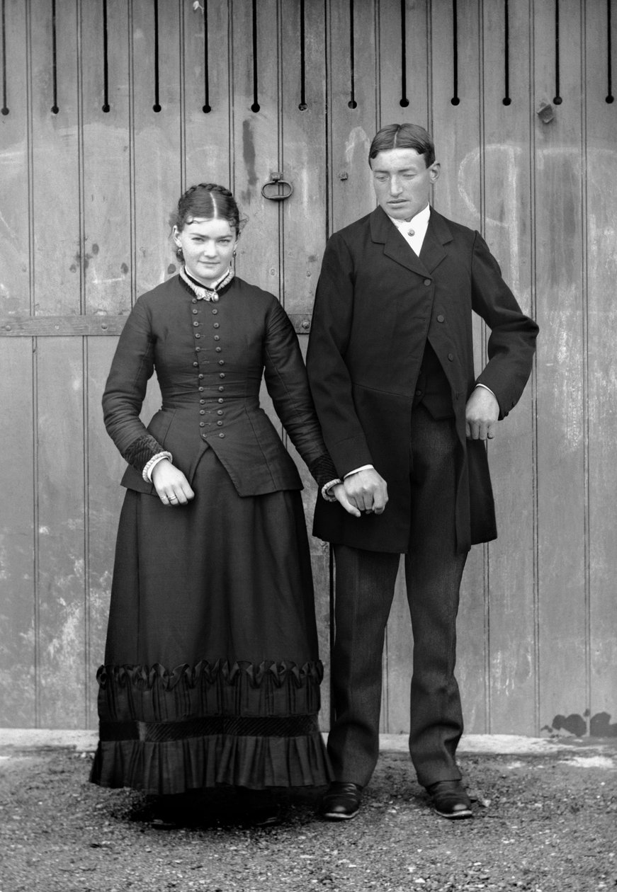 Casal no domingo para celebrar a primeira comunhão do filho, perto de Bourmont, em Haute-Marne (Haute Marne), por volta de 1880. Coleção Ducos. de French Photographer