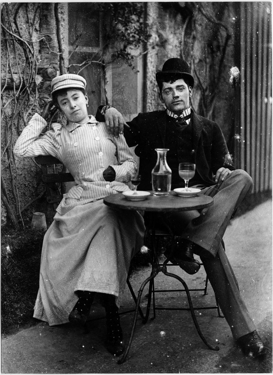 Casal no terraço de um café e absinto para beber - fotografia, por volta de 1890 de French Photographer