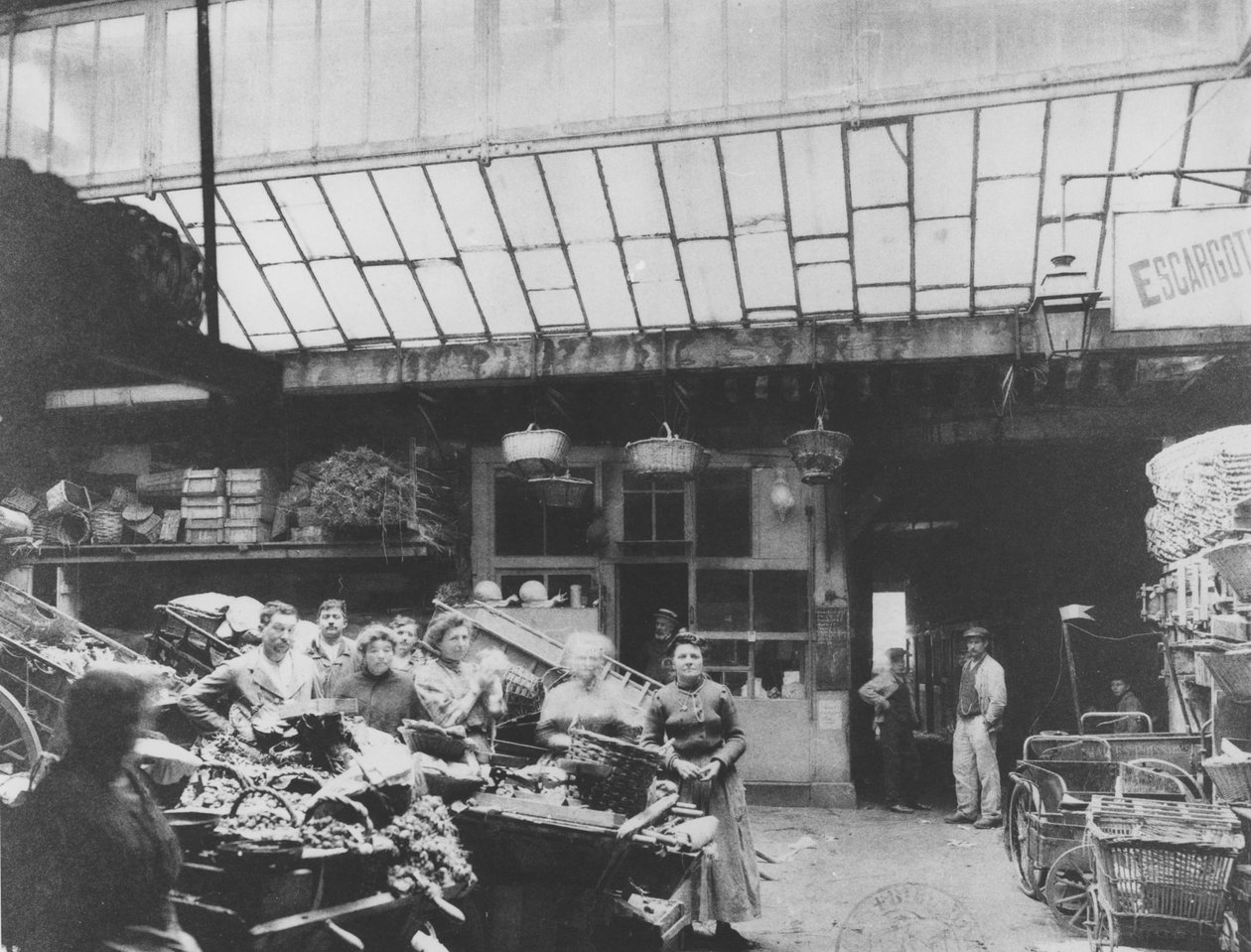 Cour du Heaume, rua Pirouette, Les Halles, Paris, 1910 de French Photographer