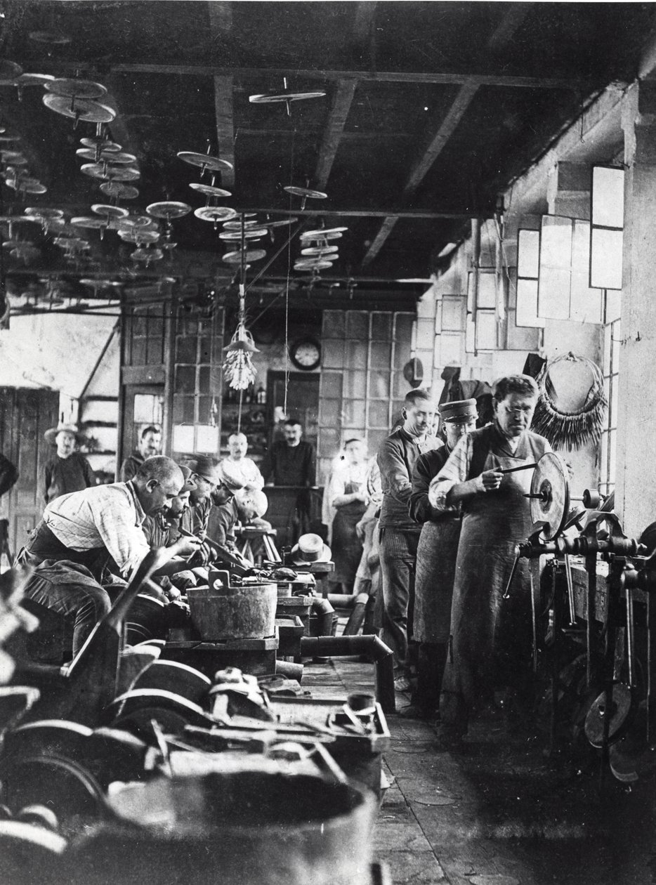 Cutlers at work in the workshop, França, final do século XIX (foto a p/b) de French Photographer