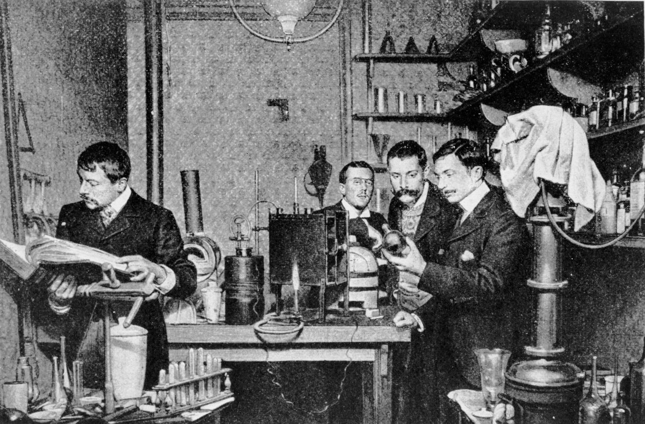 Diretores da Sociedade de Alquimia e Astrologia da França em seu laboratório, 1903 de French Photographer