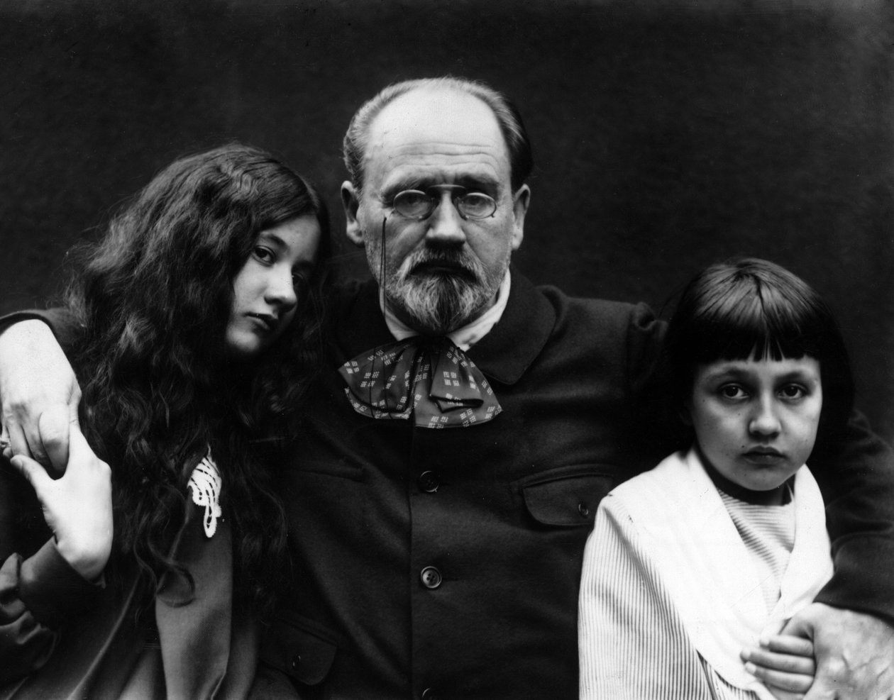 Emile Zola (1840-1902), escritor e jornalista francês, no jardim do Verneuil-sur-Seine (de Yvelines) com seus filhos Denise e Jacques. - Emile Zola (1840-1902), escritor e jornalista francês, em sua casa de Verneuil-sur-Seine (Yvelines) e seu ch de French Photographer