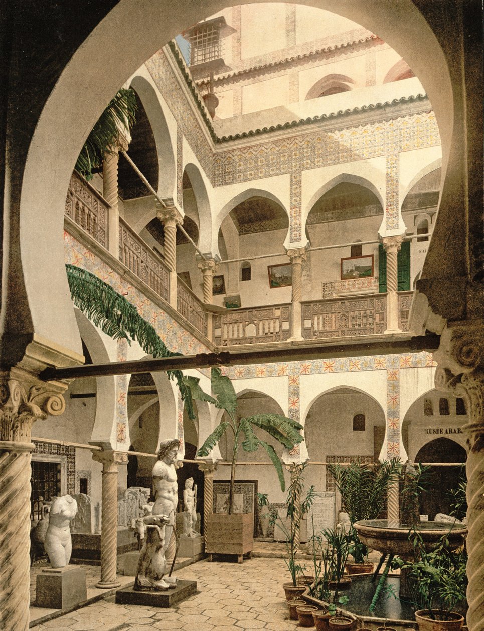 Hall de entrada, Museu de Antiguidades, Argel, pub. c.1900 de French Photographer