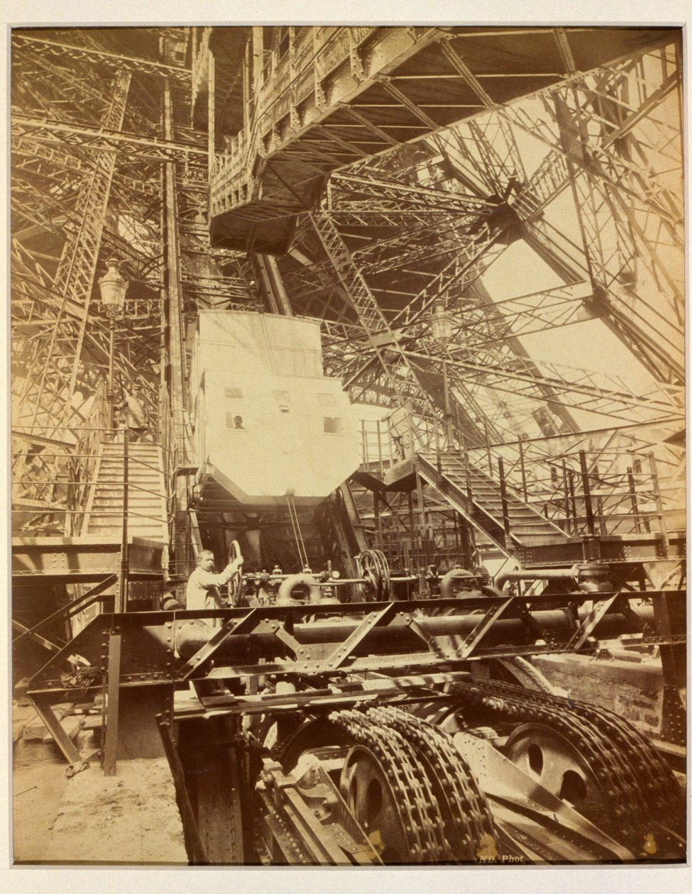 Equipamento para operar o sistema de elevação na Torre Eiffel, c.1888 de French Photographer